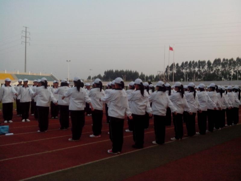 永利23411集团2012级新生军训系列报道之齐步走.jpg 永利23411集团2012级新生军训系列报道之齐步走.jpg